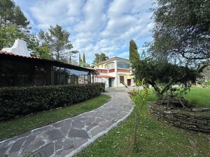 供應晚餐，當地料理