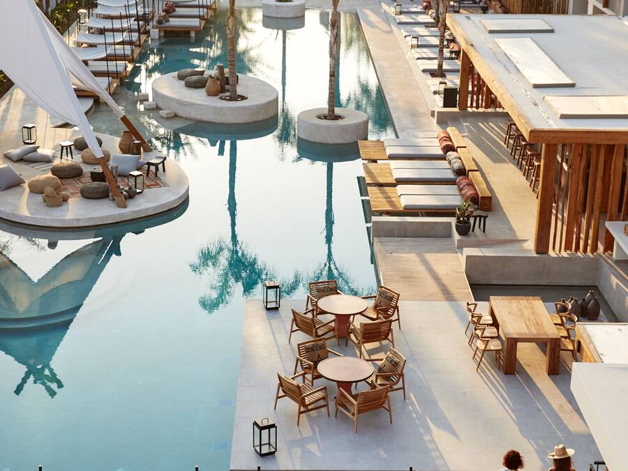 Seasonal outdoor pool, pool umbrellas, sun loungers