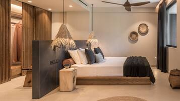 Een moderne slaapkamer met een bed, houten lambrisering, een plafondventilator en een groot raam.
