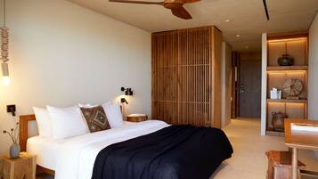 Un dormitorio moderno con una cama grande, un ventilador de techo, una mesita de noche con lámpara y un panel de pared de madera.