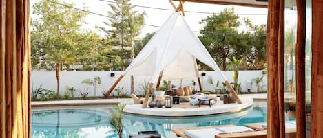 Una piscina al aire libre de temporada, sombrillas