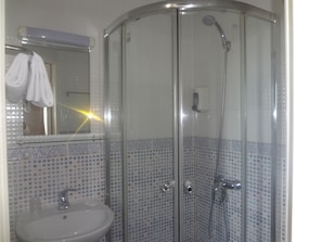 Douche, sèche-cheveux, serviettes fournies
