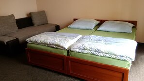 Dreibettzimmer | Badezimmer | Dusche, Handtücher
