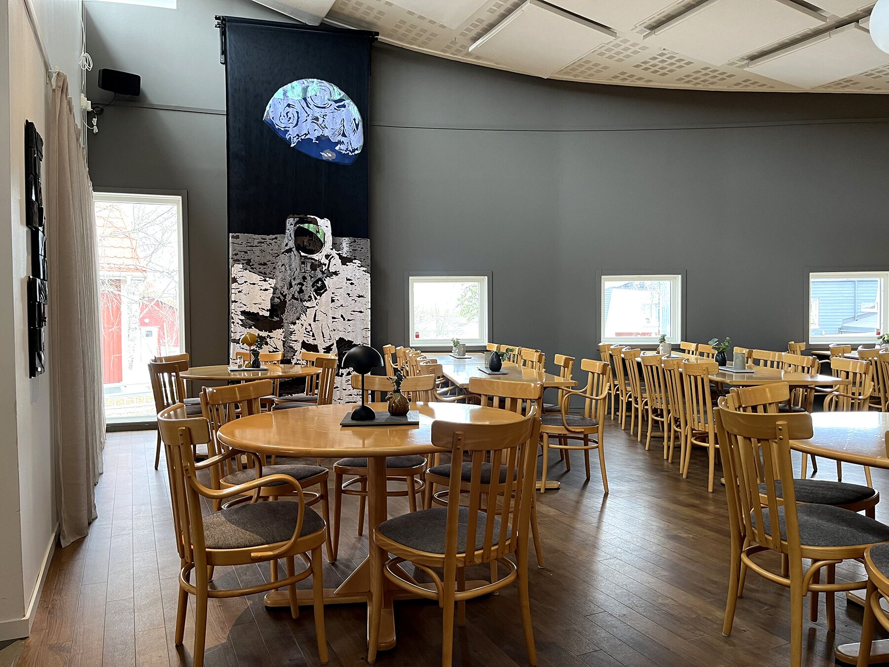 Breakfast and lunch served, local cuisine