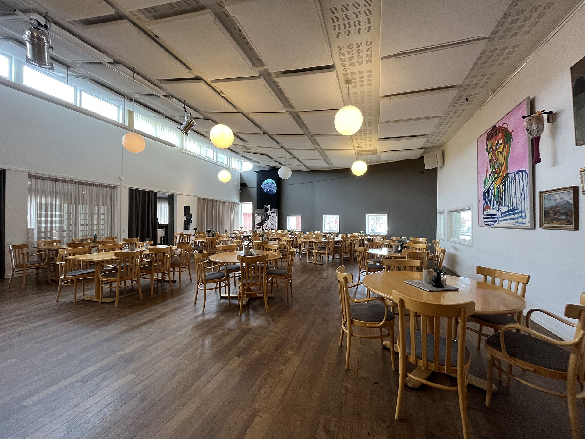 Petit déjeuner et déjeuner servis sur place, spécialités Cuisine locale