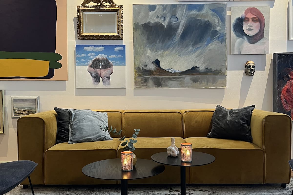 breakfast and lunch served, local cuisine