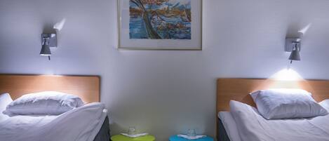 Habitación con 2 camas individuales | Camas extra, wifi gratis y ropa de cama