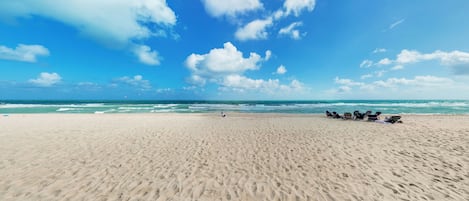 Beach nearby, white sand, sun-loungers, beach towels