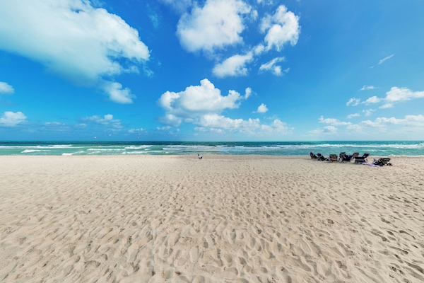 Plage à proximité, sable blanc, chaises longues, serviettes de plage