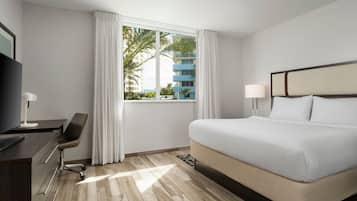 Edredón, caja de seguridad en la habitación y escritorio