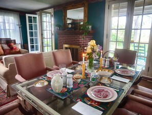 تناول الطعام داخل الغرفة