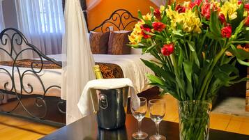 Ropa de cama de alta calidad y caja de seguridad en la habitación