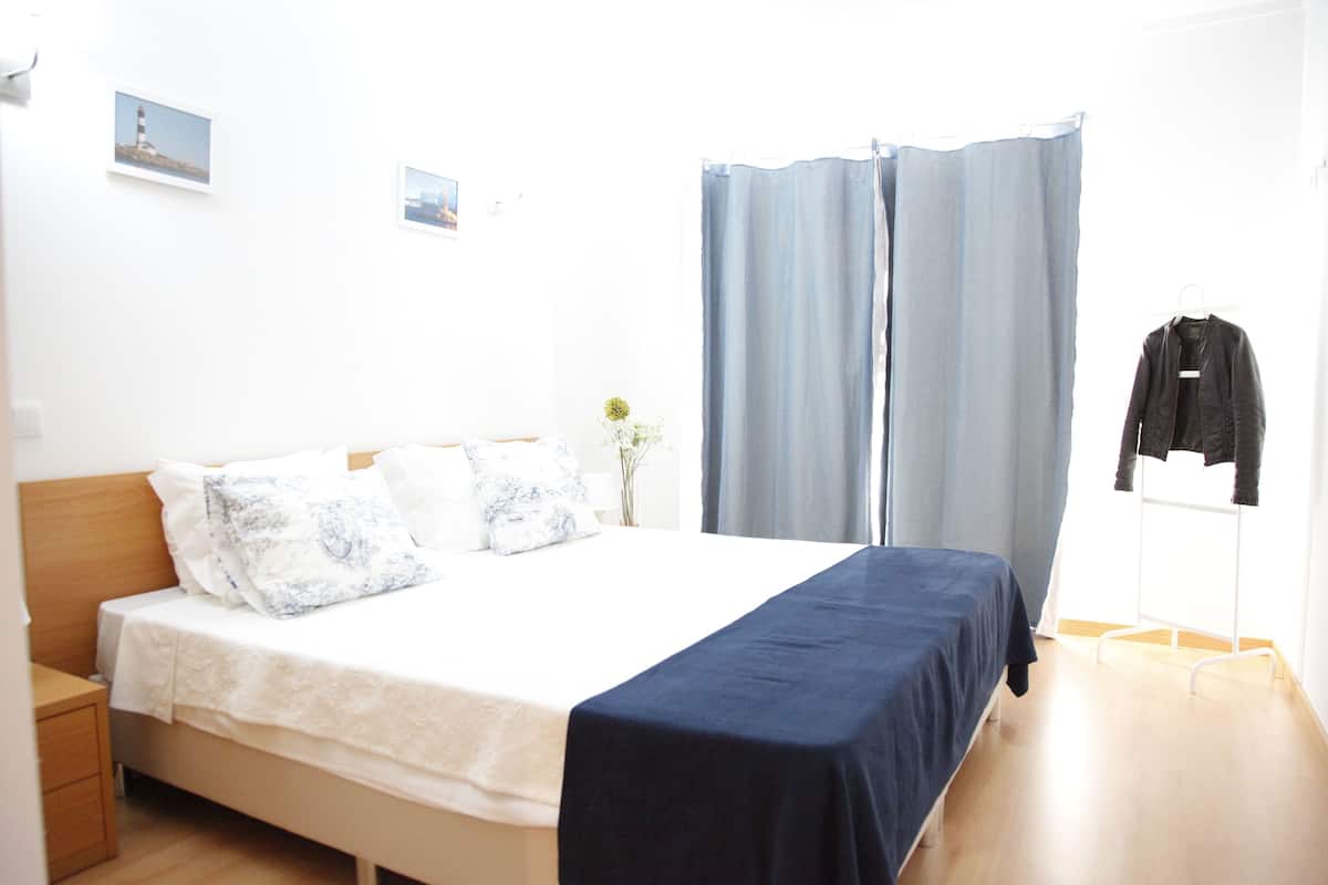 Caja de seguridad en la habitación y sistema de insonorización