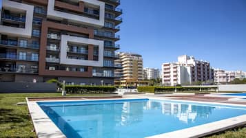 Piscina externa, guarda-sóis, espreguiçadeiras