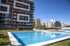 Outdoor pool, pool umbrellas, sun loungers - Rocha Tower by Beach Rentals (Portimão)