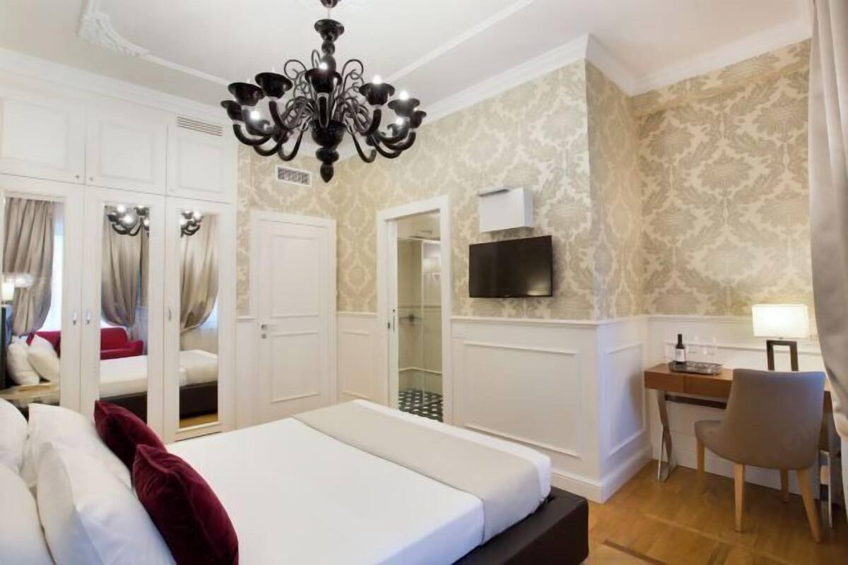Egyptian cotton sheets, premium bedding, minibar, in-room safe