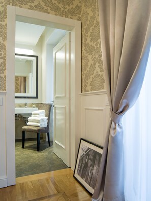 Double Room | Egyptian cotton sheets, premium bedding, minibar, in-room safe - Luxury Duomo Rooms (Milan)