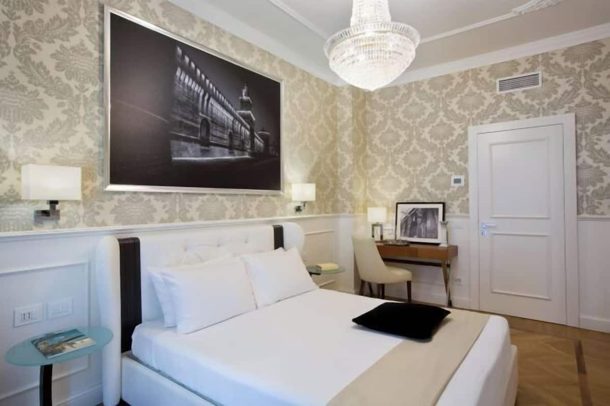 Egyptian cotton sheets, premium bedding, minibar, in-room safe