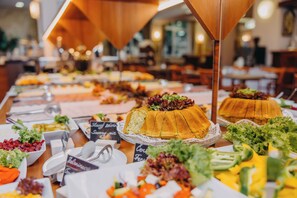 Buffet déjeuner (16 EUR par personne)