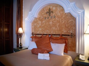 Camera Deluxe | Area soggiorno | TV al plasma 32 pollici con canali via cavo, TV