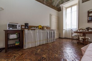 Apartment, 1 Bedroom, Kitchenette (Shared Bathroom) | Dining