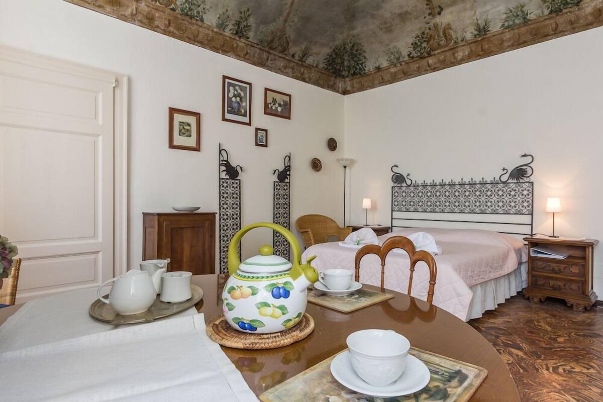 Romantic Double Room, 1 Double Bed | Free cots/infant beds, rollaway beds, free WiFi