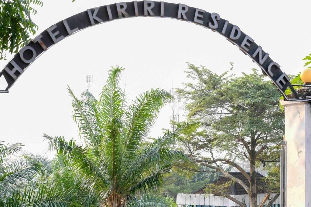 Un arco in metallo con la scritta 'HOTEL KIRIRI RESIDENCE'.