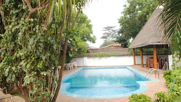 Una piscina al aire libre