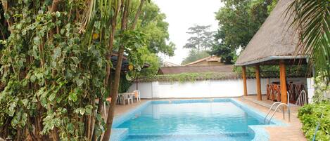 Una piscina al aire libre