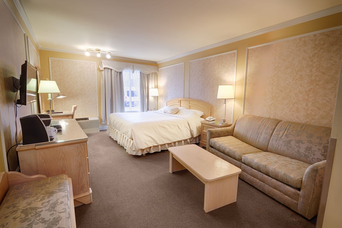 Desk, iron/ironing board, rollaway beds, free WiFi