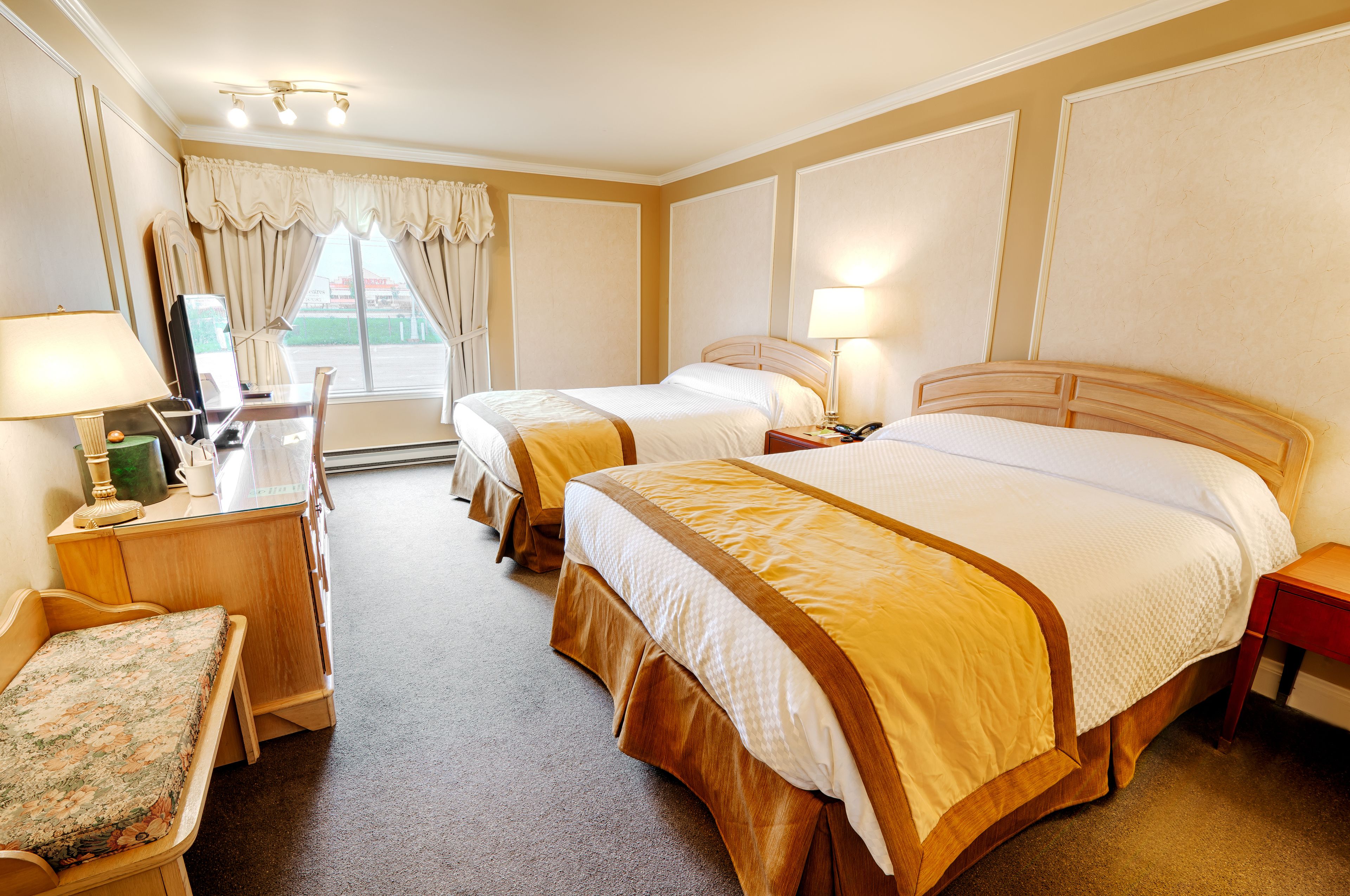 Zimmer, 2 Queen-Betten, Nichtraucher | Schreibtisch, Bügeleisen/Bügelbrett, Zustellbetten, kostenloses WLAN