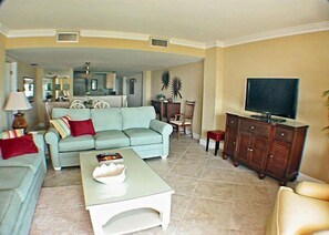 公寓式客房, 3 间卧室, 海滨 | 客厅 | 平板电视、DVD 播放器