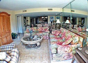 Condo, 3 habitaciones | Sala de estar | Televisión de pantalla plana y reproductor de DVD 