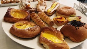 Une table de buffet proposant une variété de pâtisseries et de desserts.