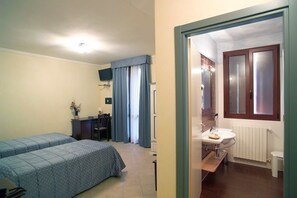 Double Room | Frette Italian sheets, premium bedding, free minibar items, in-room safe - Ca' del Rio Resort (Formigine)