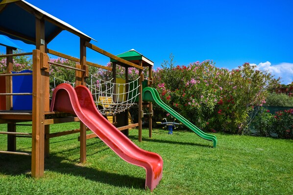 A playground with two slides and a climbing net. - Apparthotel San Sivino (Manerba del Garda)