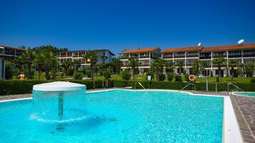 5 piscine all'aperto, con ingresso dalle 08:00 alle 20:30, lettini