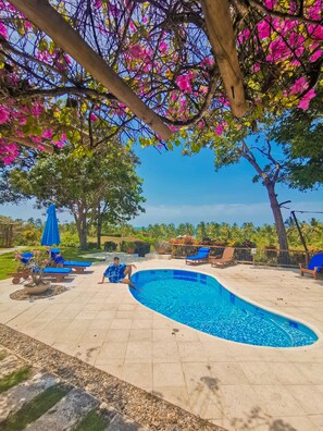 2 Außenpools, geöffnet von 09:00 Uhr bis 20:00 Uhr, Sonnenschirme