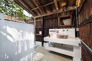 Bungalow estándar, 1 habitación, vistas al mar, frente a la playa | Baño | Ducha, artículos de higiene personal ecológicos y toallas