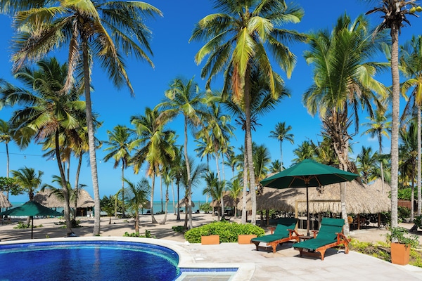 2 utendørsbassenger, bassengparasoller og solsenger