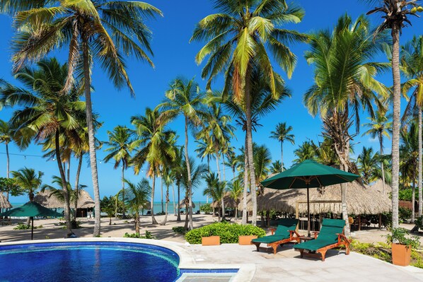 2 座室外游泳池，開放時間為 09:00 至 20:00，提供泳池遮陽傘和日光浴躺椅