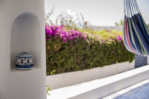 A white wall with a small decorative item and a hammock. - La Sirena (Lipari)