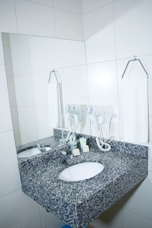 Dusche, kostenlose Toilettenartikel, Haartrockner, Handtücher