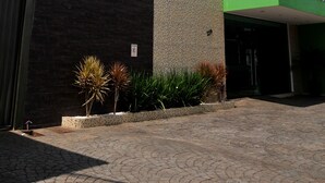 Exterior del hotel Amazonia Palace con un diseño moderno, destacando un logotipo prominente y una entrada limpia.
