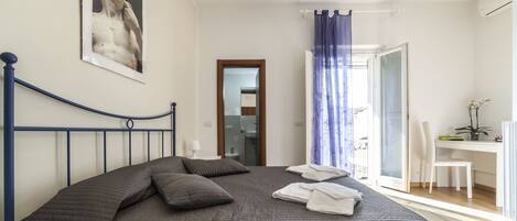 Habitació doble o amb dos llits individuals | Caixa forta a l'habitació, escriptori i habitacions insonoritzades