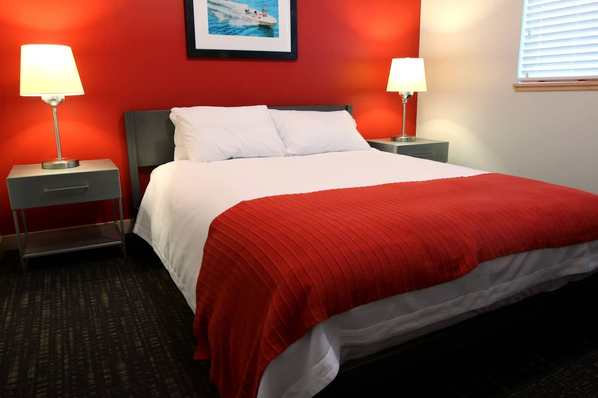 cabin, 3 bedrooms, kitchen, lake view | premium bedding, desk, iron/ironing board, free wifi