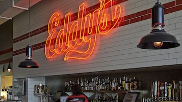 Se sirven desayunos, comidas y cocina americana con vista a la playa