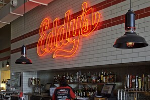 供应早餐、午餐和晚餐，美洲菜，海滩景观