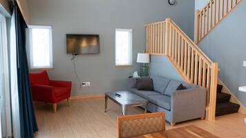 Kabin, 3 kamar tidur, dapur, pemandangan danau | Area keluarga | Televisi LED 43-inci dengan saluran TV kabel dan TV