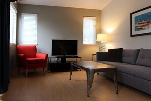 Cabin, 2 Bedrooms, Kitchen, Lake View | Living area